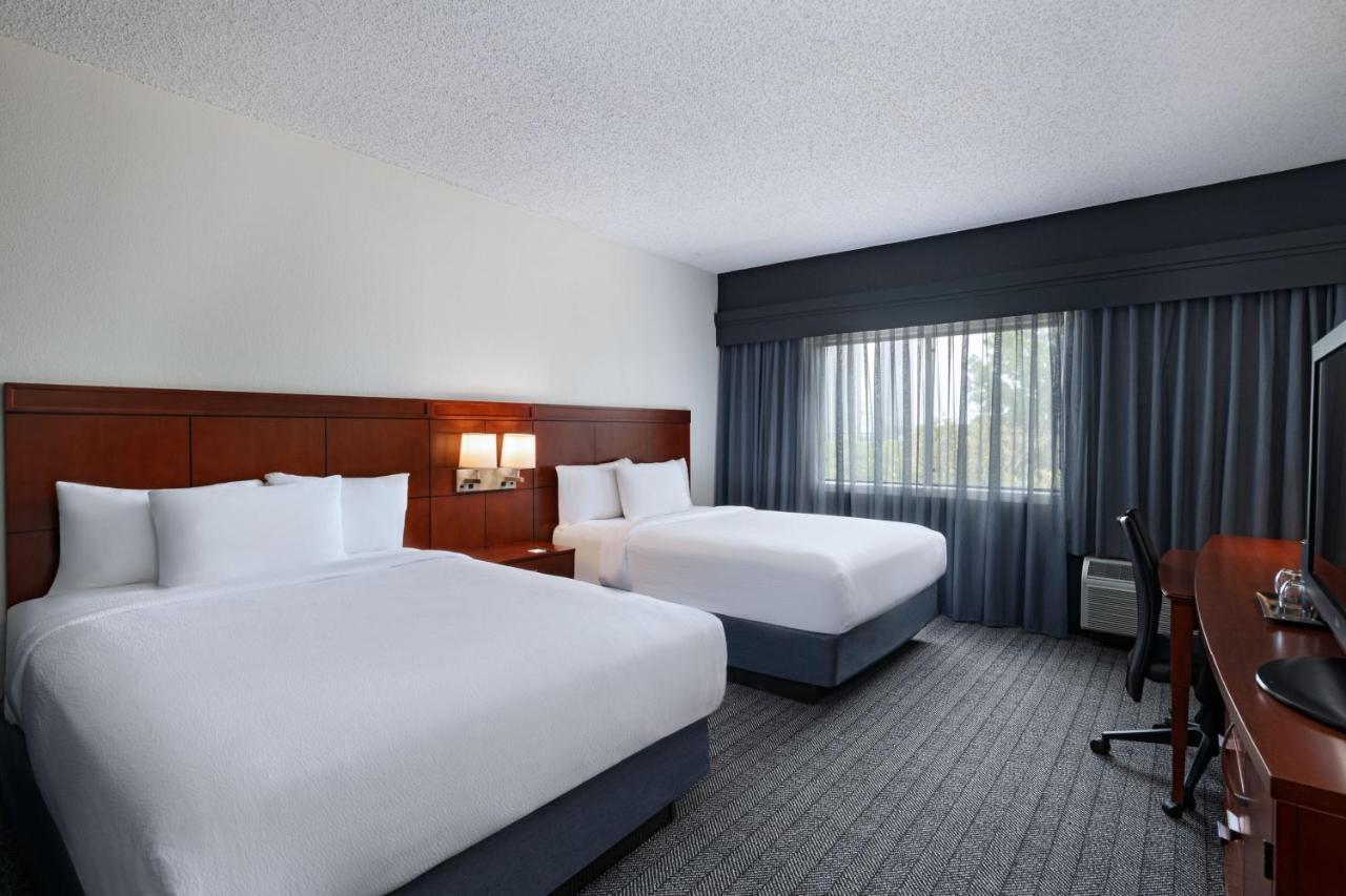 Courtyard By Marriott Dallas Arlington Entertainment District Exterior foto