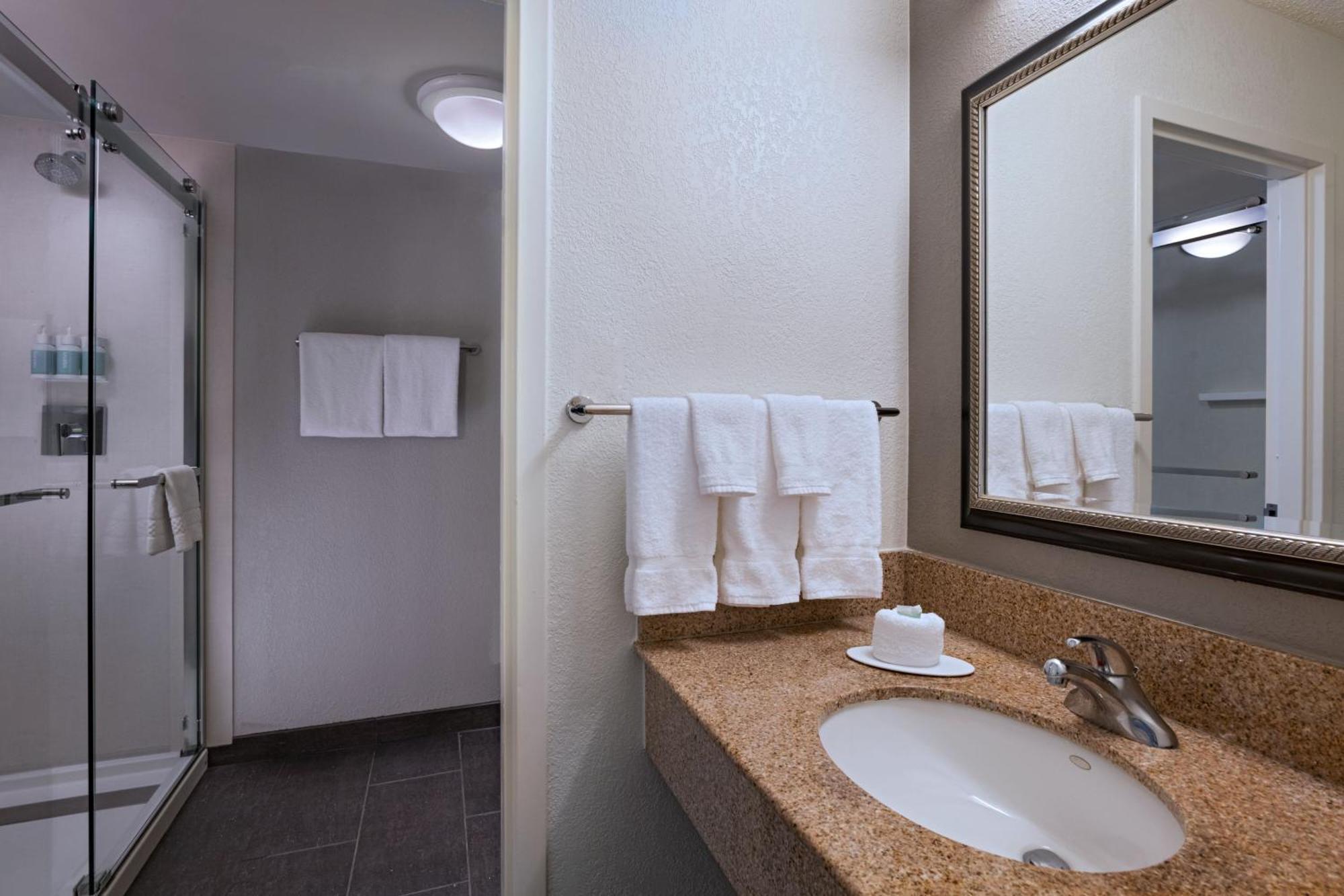 Courtyard By Marriott Dallas Arlington Entertainment District Exterior foto
